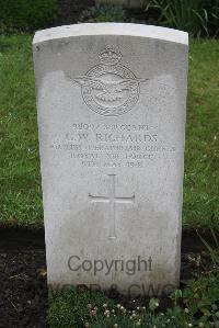 Boulogne Eastern Cemetery - Richards, Gordon William